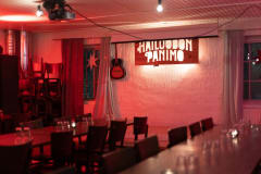 Yläkerran inspiroiva tila kokouksille ja työpajoille