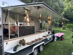 PizzaVaunu with catering service at a birthday party - ©