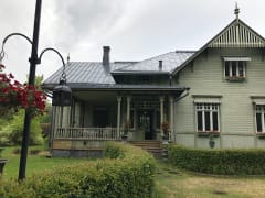 Kaunis englantilaistyyppinen puutarhamme