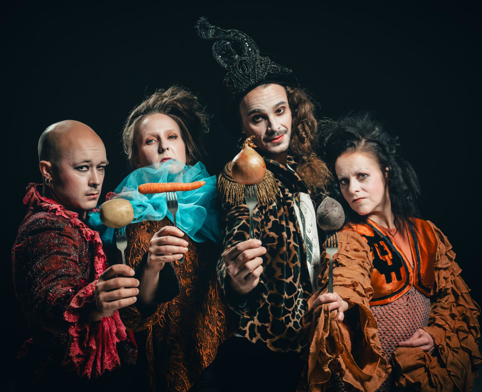 Esityksen hahmot ojentavat haarukoissa vihanneksia. Esityksen hahmot ojentavat haarukoissa vihanneksia.