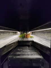 Riihisaunan tumma sauna- ja löylytila.