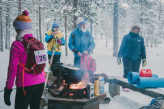 Kiilopäähiihdon retkisarjan huoltopaikalla nuotio ja nokipannukahvit