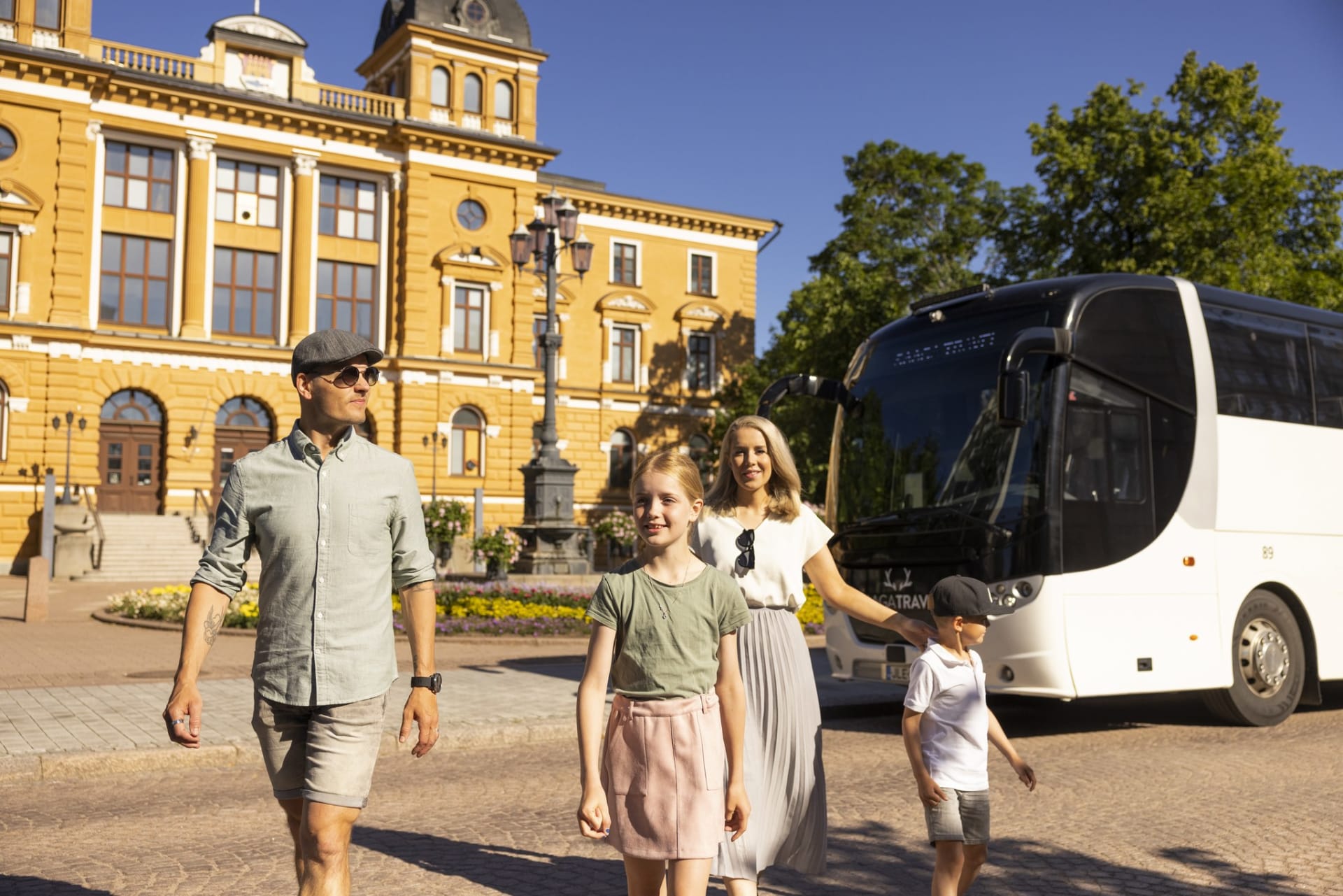 Family leaving from the bus.