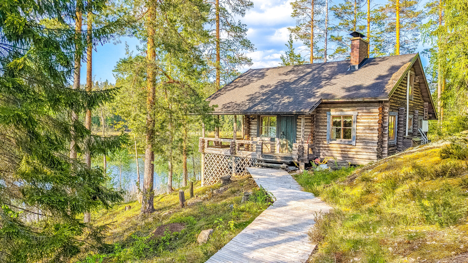 Lakeside cottage with view to the west