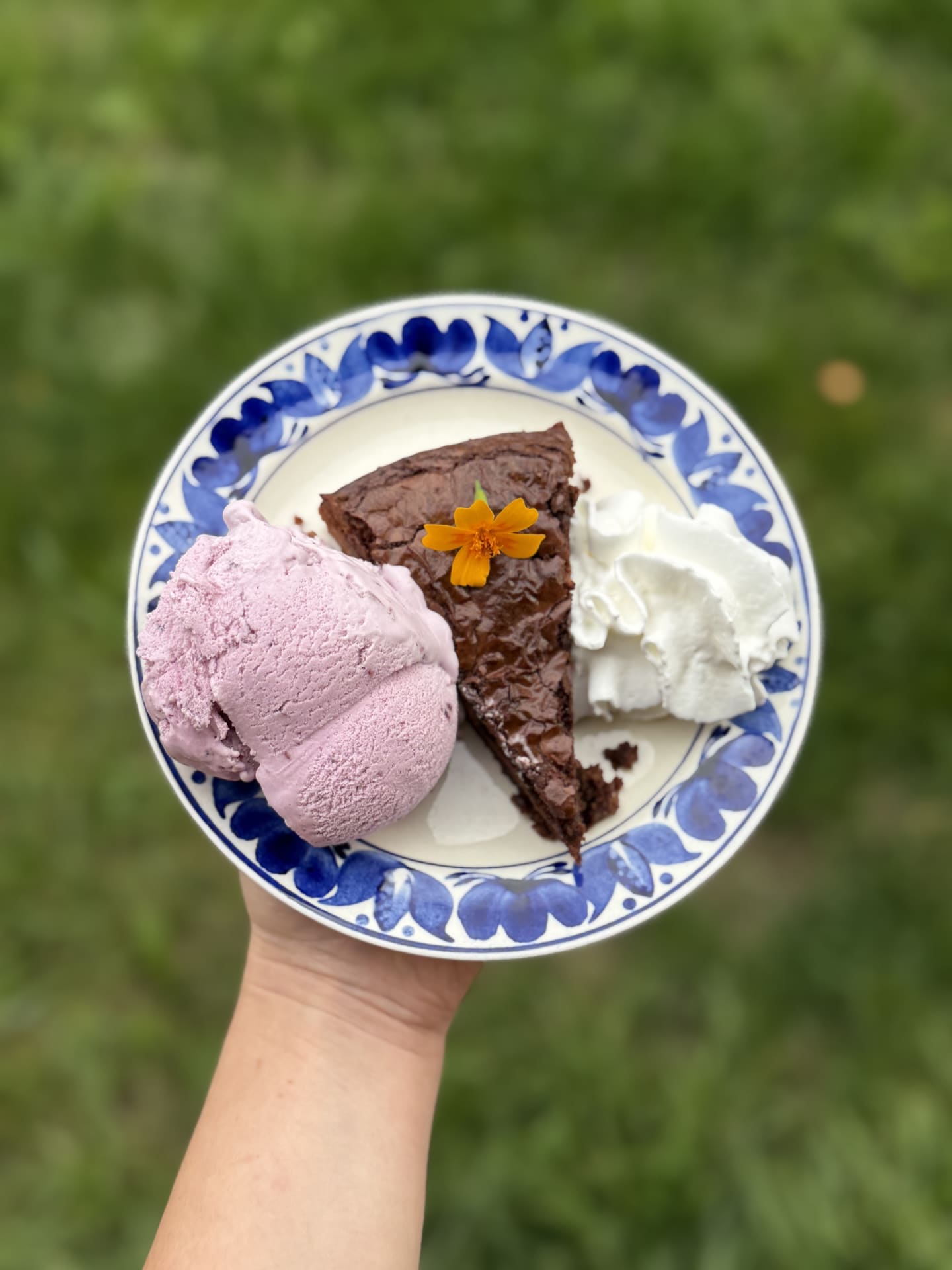 Metsäketun Kievarin brownie jäätelöllä jälkiruoka