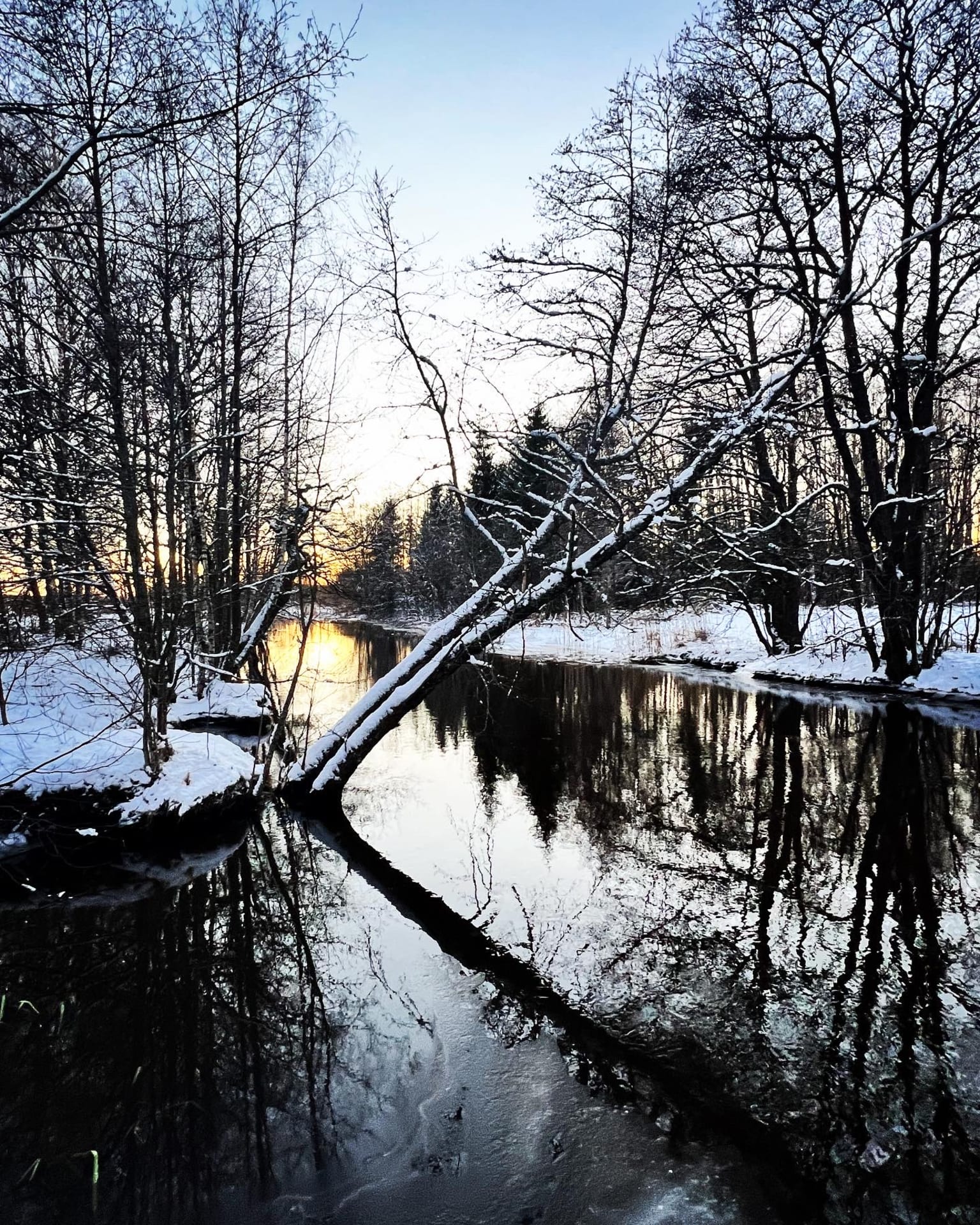 Talvinen jokimaisema