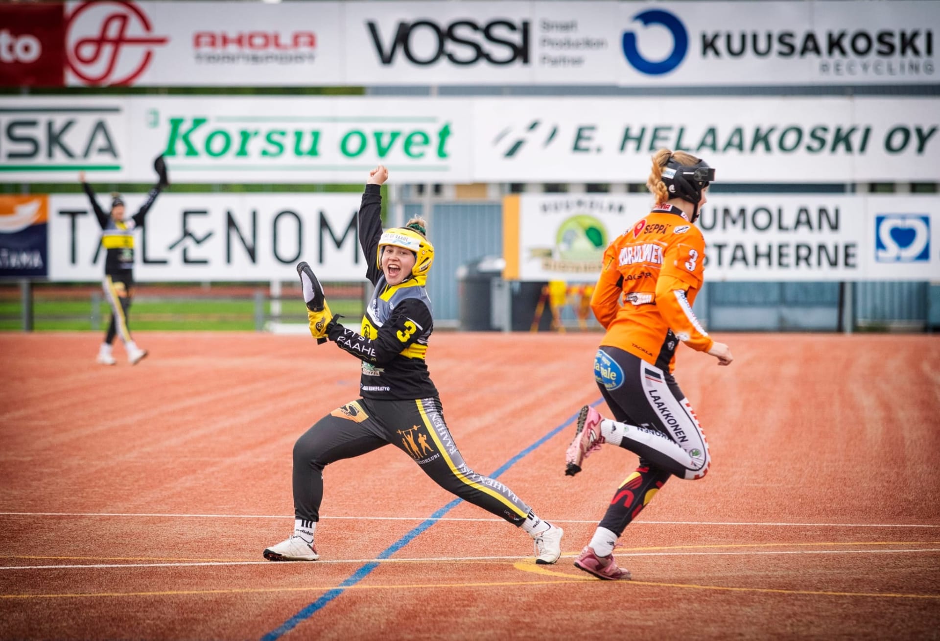 Pesäpalloilija ottaa palloa kiinni ja tuulettaa.