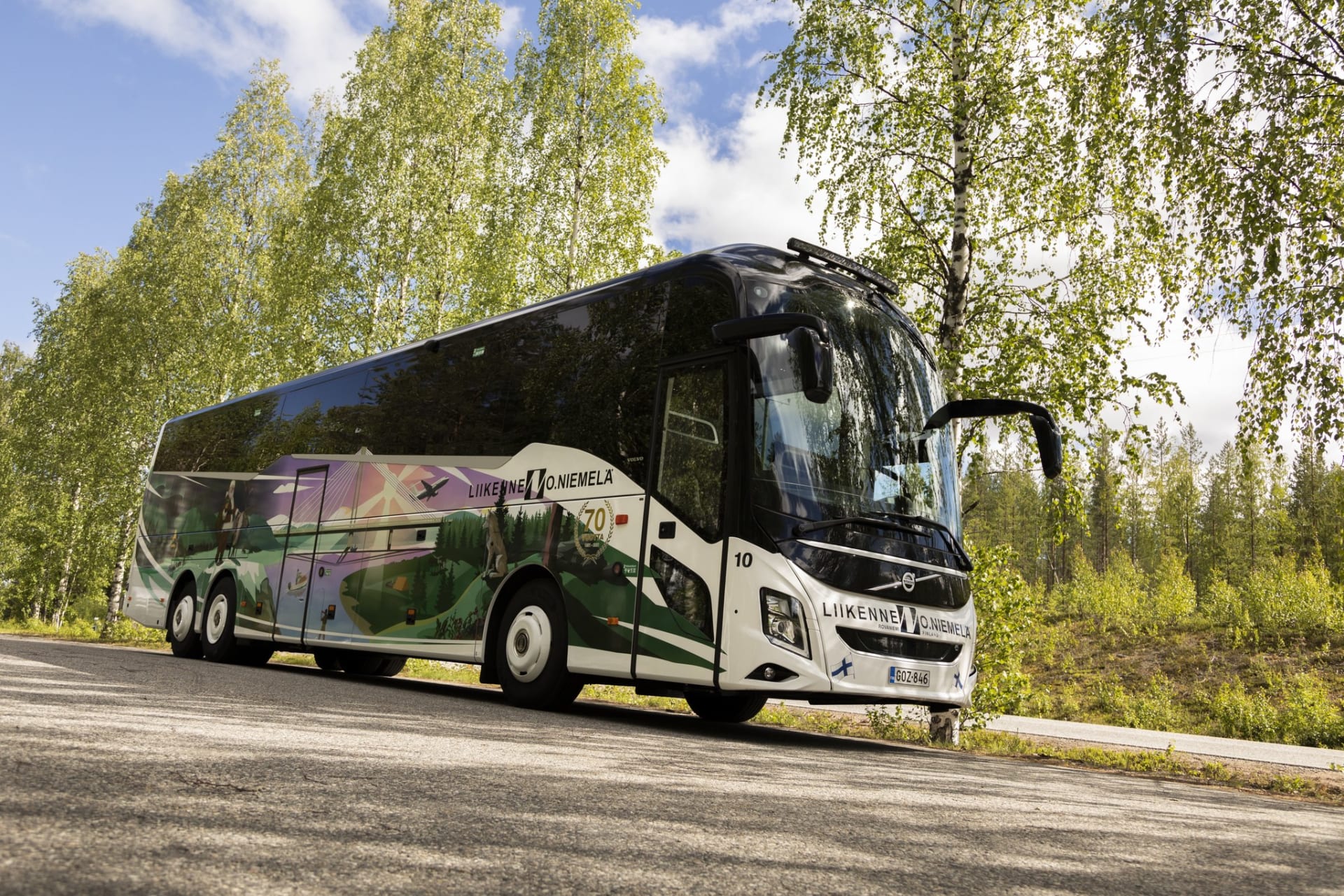 Isompi auto liikenteessä. 