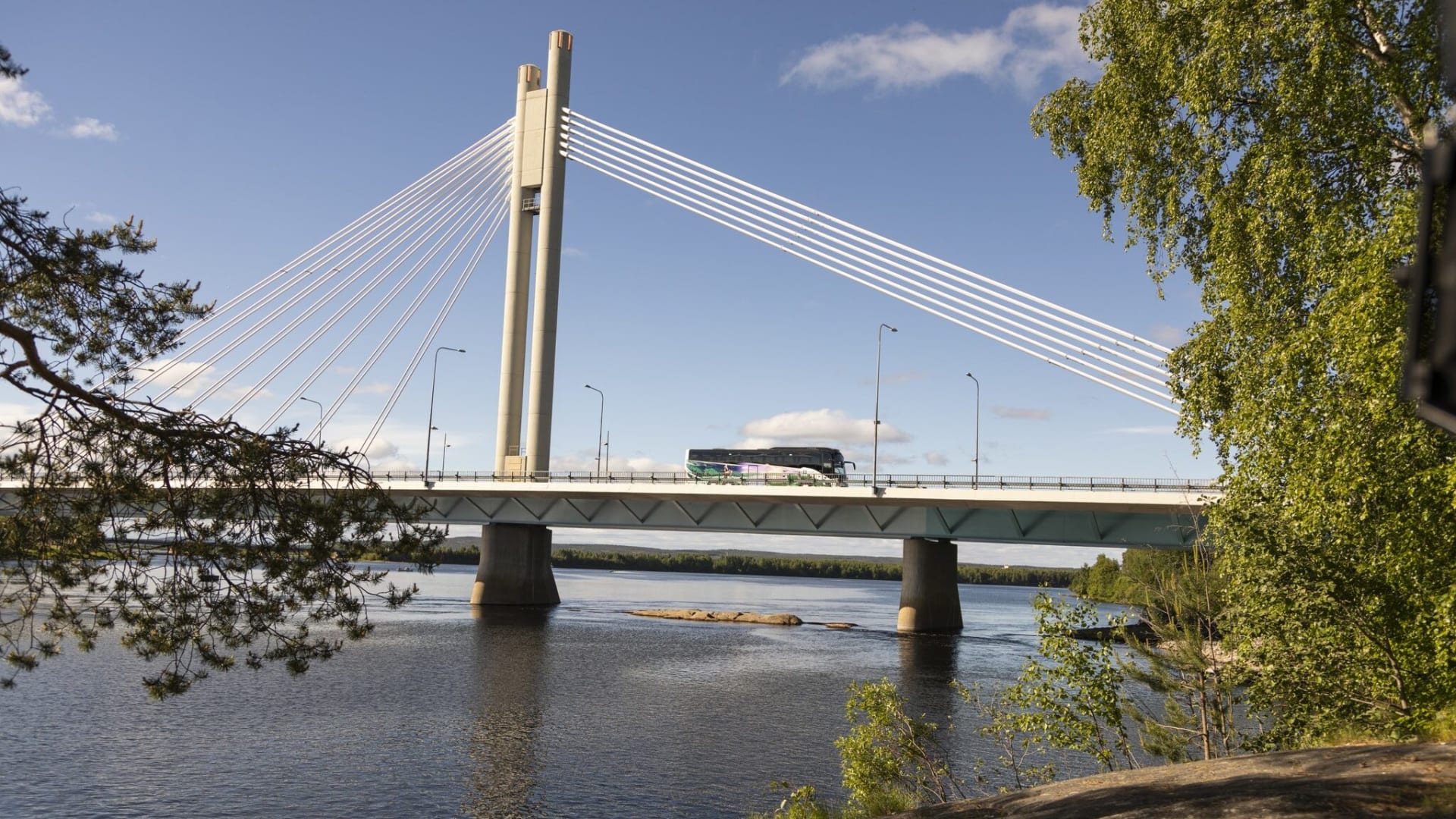 Linja-auto Rovaniemen Jätkänkynttiläsillalla. 