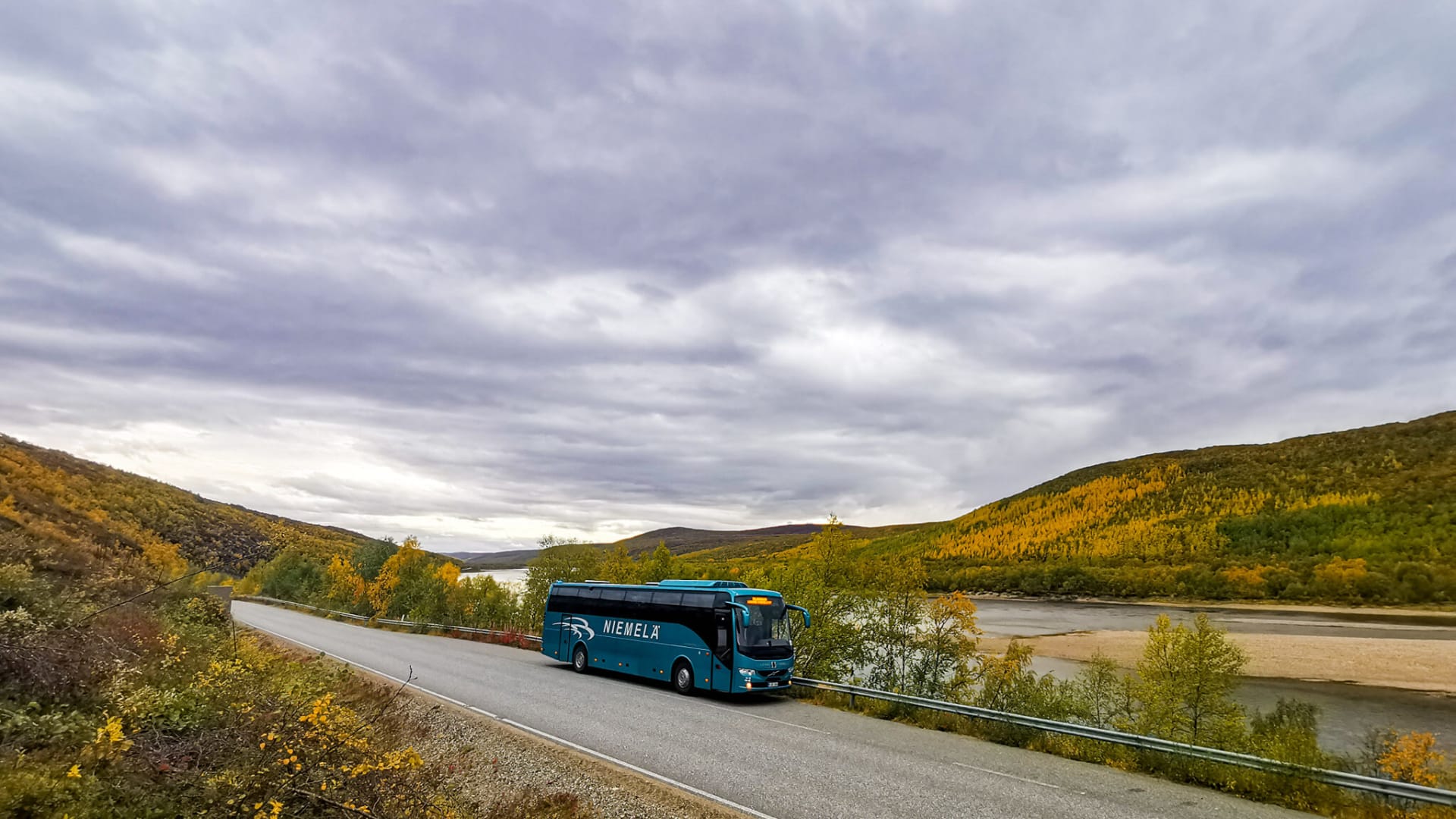 Linja-auto pohjoisessa Suomessa ruska-aikaan.