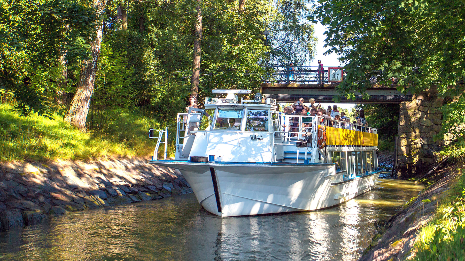 Beautiful Canal Cruise sightseeing by boat in Helsinki archipelago