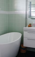 Bathtub in the bathroom.