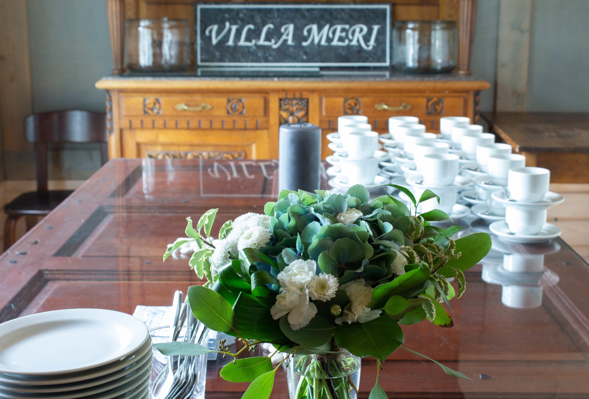 Villa Meri i Särkisalo, serveringsbord och dukning. 