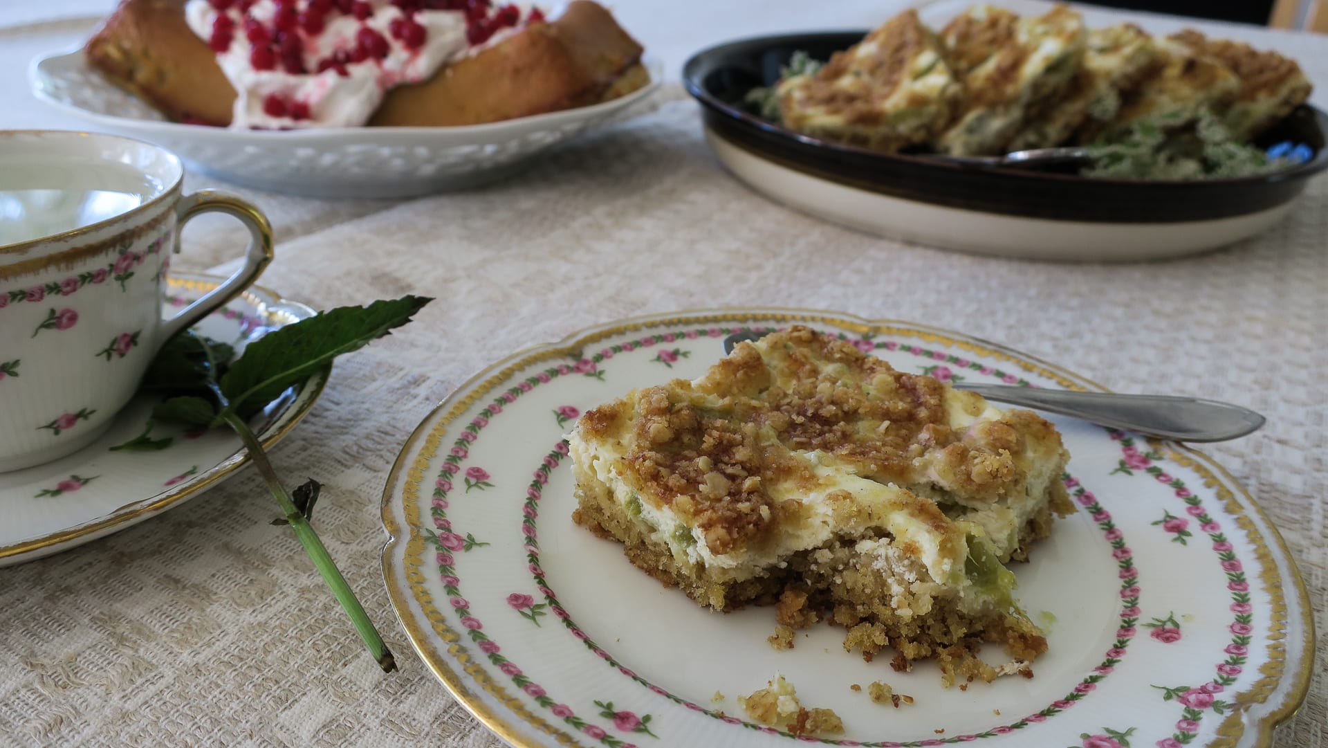 Villikahvila tarjoaa paikallisia herkkuja. Raparperipiirakka viettelee ... Villikahvila tarjoaa paikallisia herkkuja. Raparperipiirakka viettelee ...