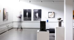 Yleiskuva taidenäyttelystä