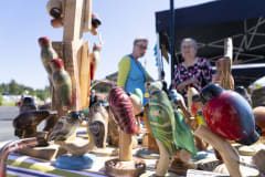 Torilla myynnissä olevia käsitöitä - ©