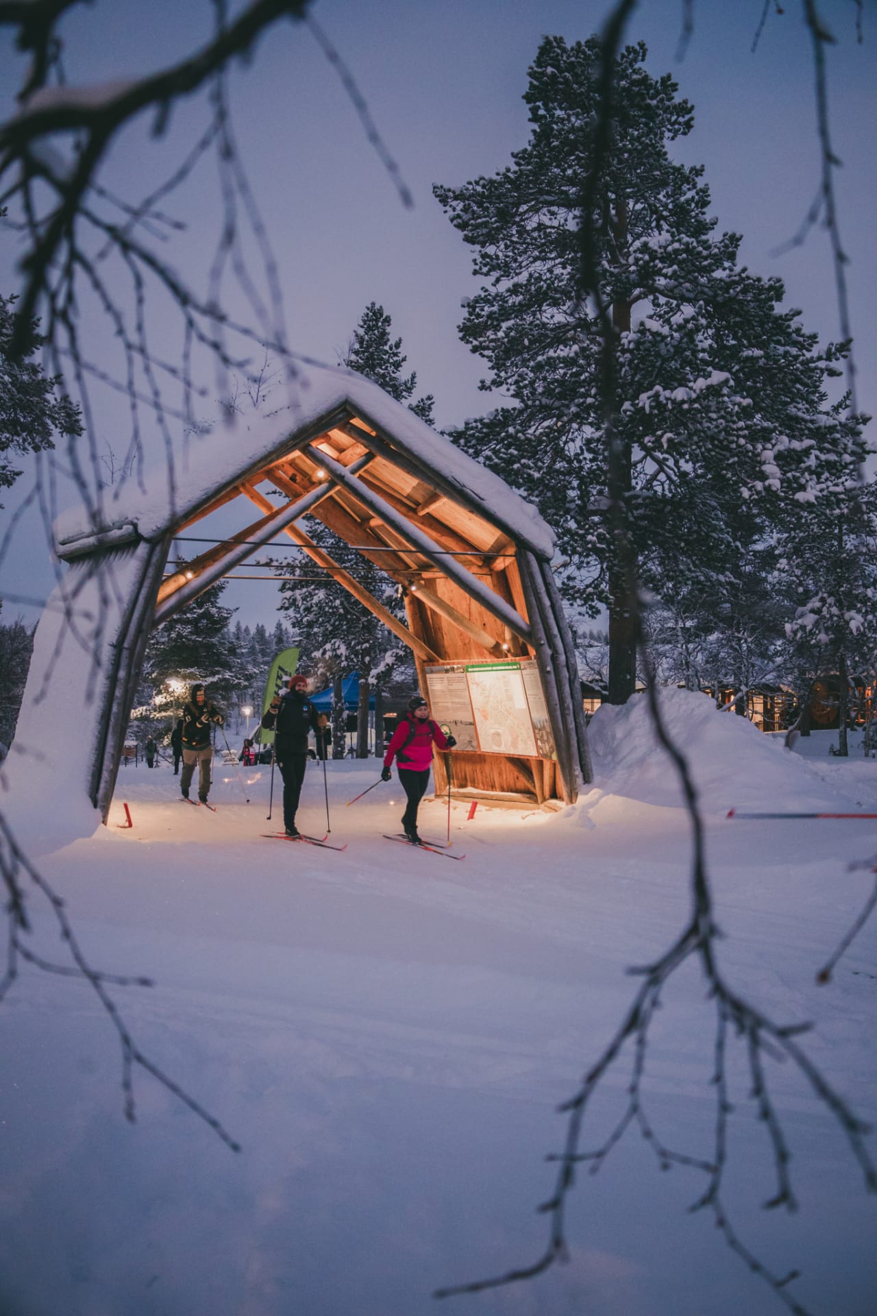 Kiilopäähiihdon retkisarjan hiihtäjät kansallispuiston portilla. 