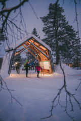 Kiilopäähiihdon retkisarjan hiihtäjät kansallispuiston portilla.