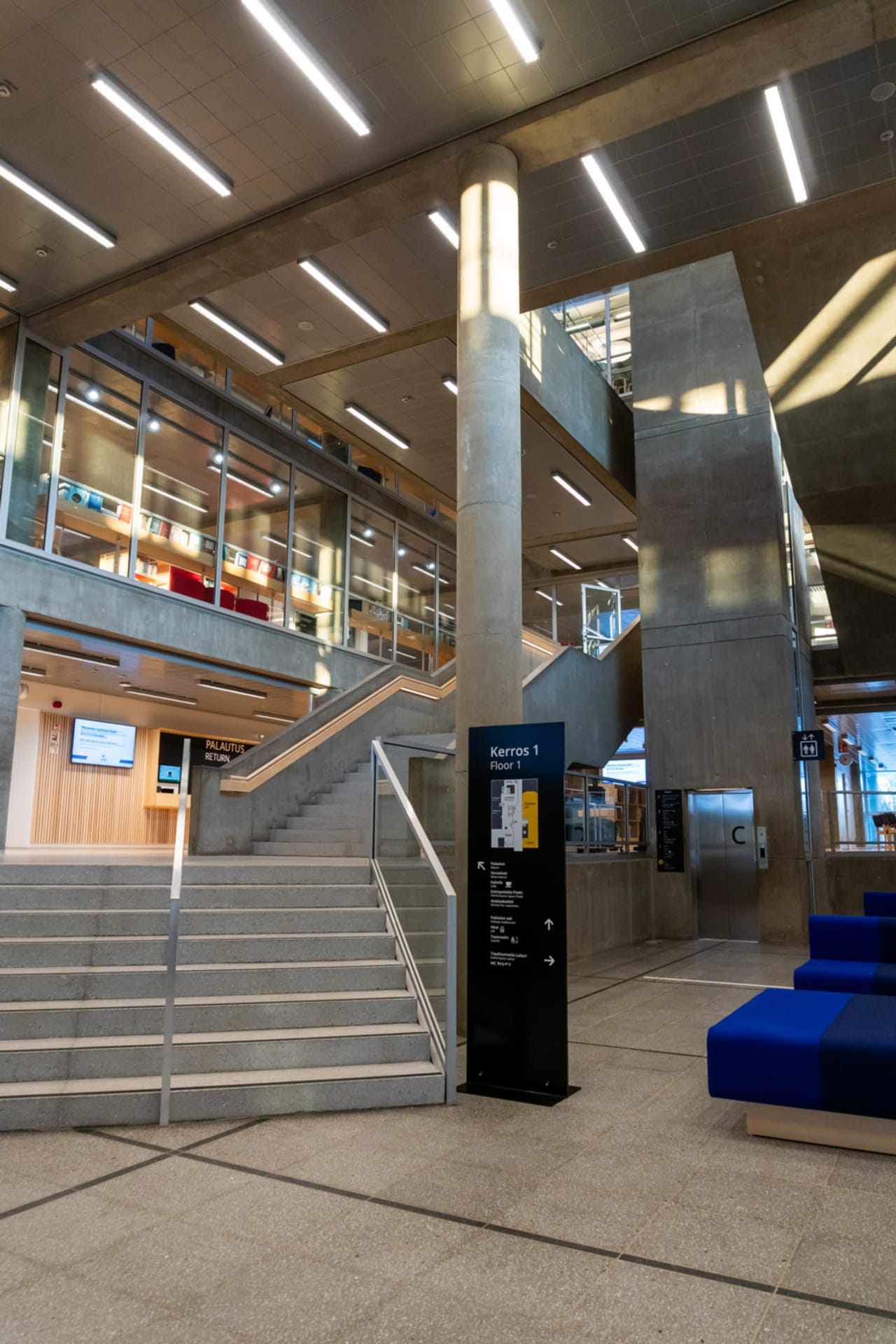 Betoni rakennuksen aulatila.