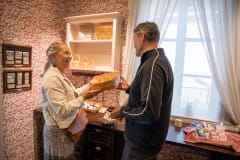 Museokauppa Sparvinin tuotevalikoimaa tutkimassa