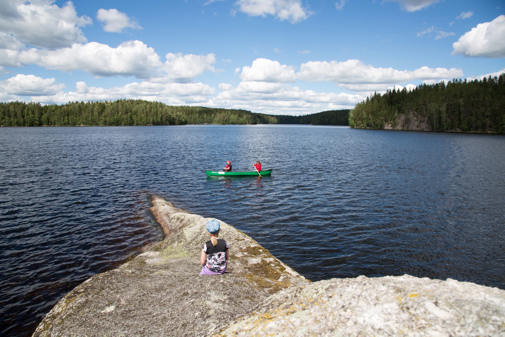 Melojat järvellä aurinkoisena kesäpäivänä. Kuva: Sannamari Ratilainen