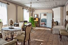 Kuparisepän talon sali