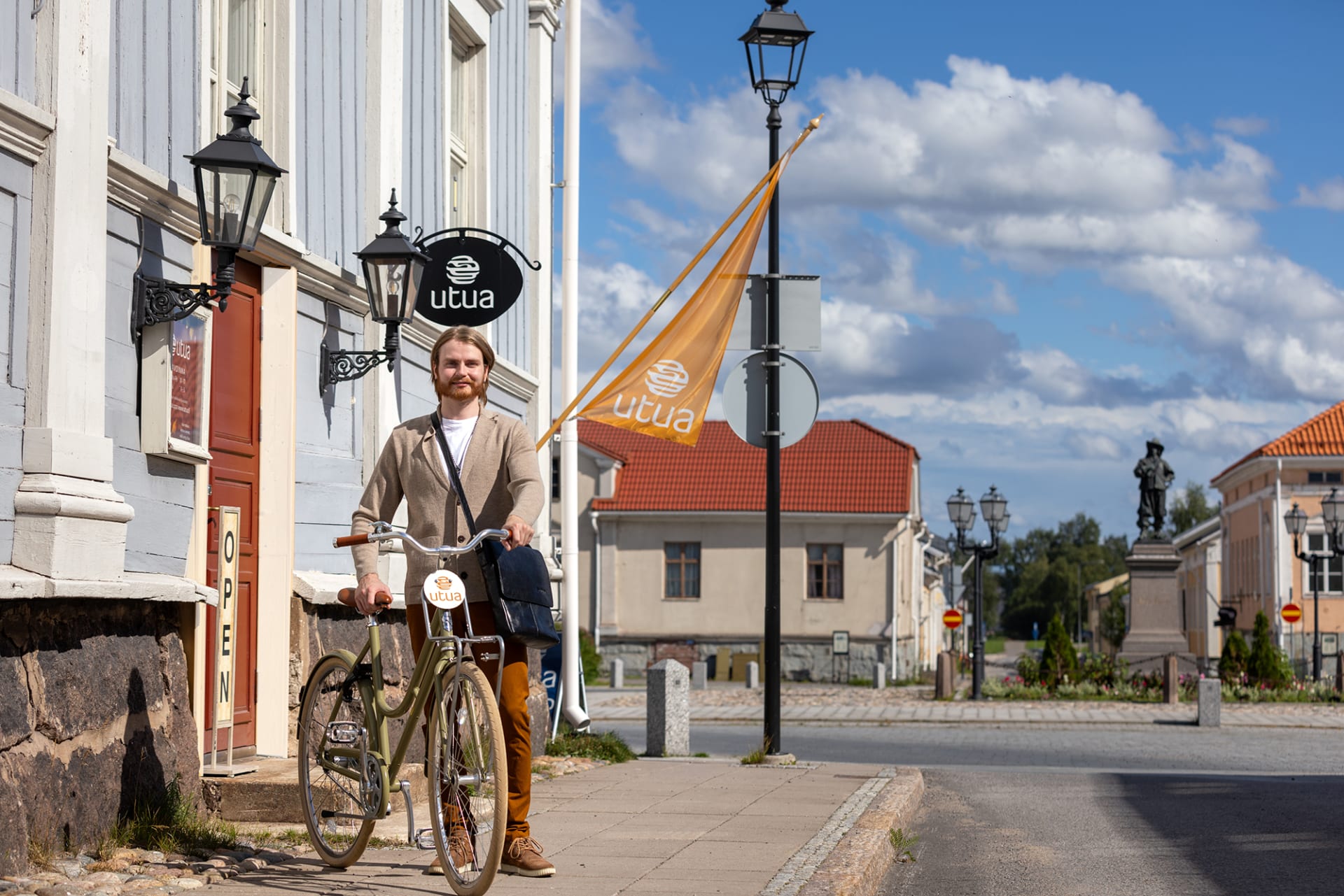 Utuan myymälä sijaitsee Raahen vanhan kaupungin ytimessä Pekkatorin laidalla. 