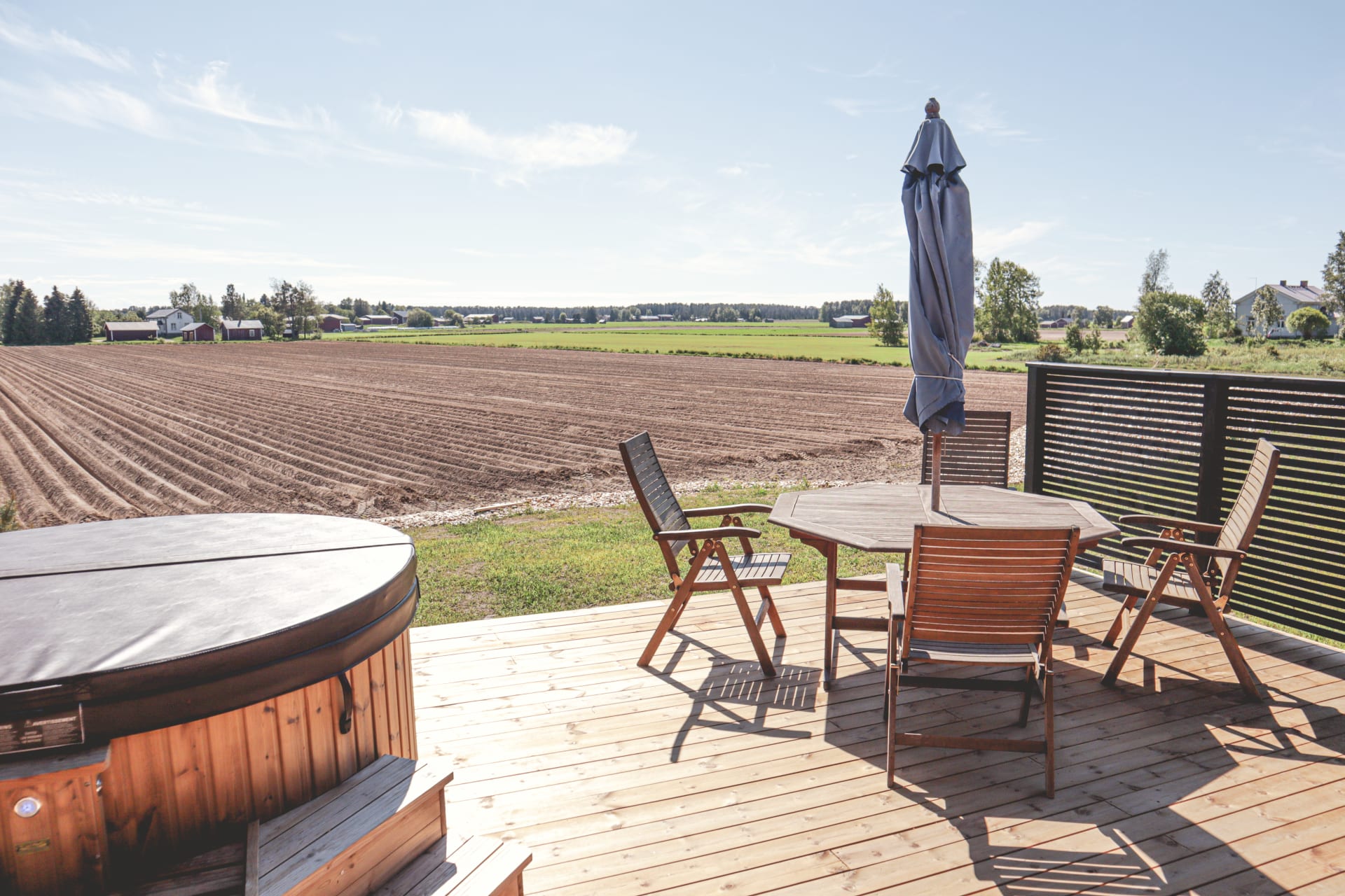 Riihisaunan terassi on tilava maalaisnäköalalla.
