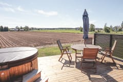 Riihisaunan terassi on tilava maalaisnäköalalla.