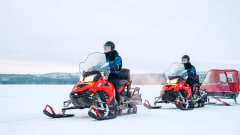 Moottorikelkkaretki kirkkaassa talvisäässä