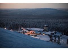 Kuva hiihtokeskuksesta rinteiltä päin kaamosaikana.