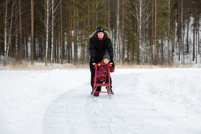 Lapsi ja aikuinen potkukelkkailevat järven jäälle auratulla reitillä. Kuva: Saara Lavi