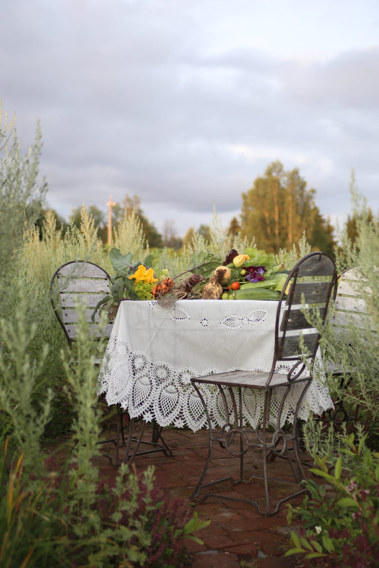 Puutarhakahvilassa voi nauttia lounasta myös ulkona. You can enjoy delicious lunch also outdoors.