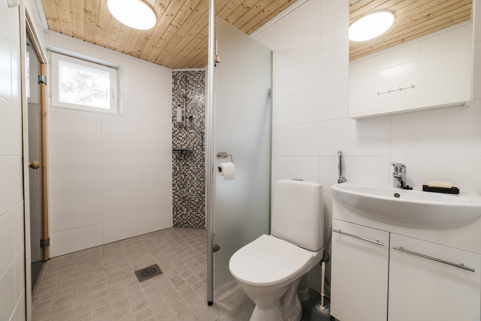 Two toilets in Koukku-cottage by Jokiniemen matkailu