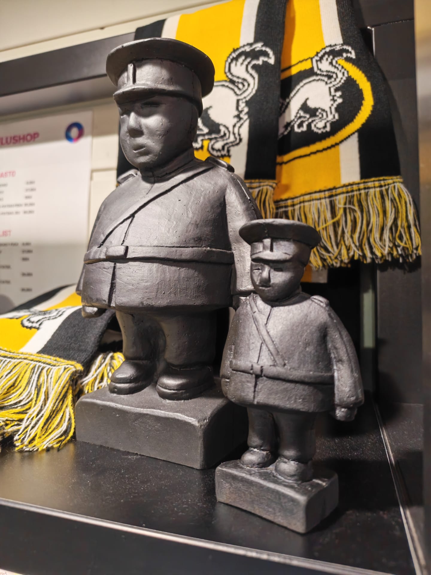 Toripolliisi miniature statues in Oulushop.