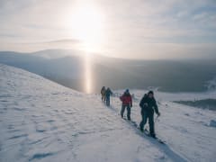 Skinnausretki lähituntureille kokeneen oppaan johdolla