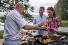 Keittiömestari tarjoilee ruokaa ryhmäläisille Serlachius Taidesaunan terassilla.