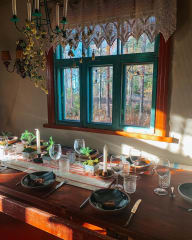Kattaus vanhan hirsitalon tuvassa Saimaalla. Christmas table set in old loghouse in Lake Saimaa.