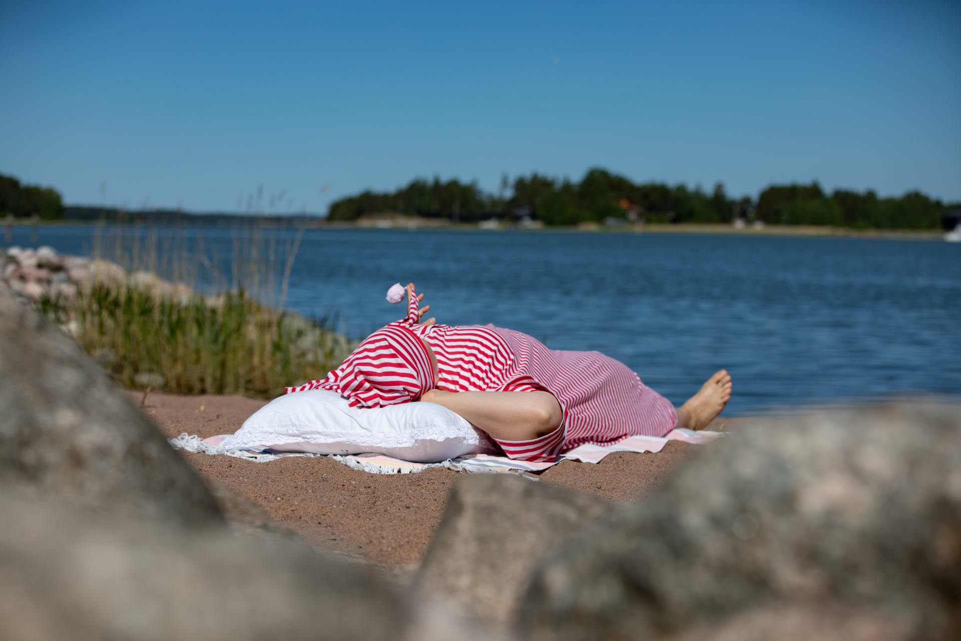 Sleepyhead sleeps by the seashore