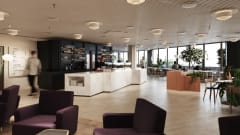 Valkoisella marmoritasolla varustettu kahvilatila.