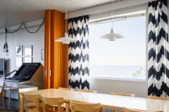 In the living room you can find an old pilot´s radar monitor which nowadays works as a decoration.