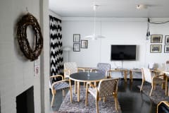 The living room in Tankar Inn has tables and chairs for visitor´s use.