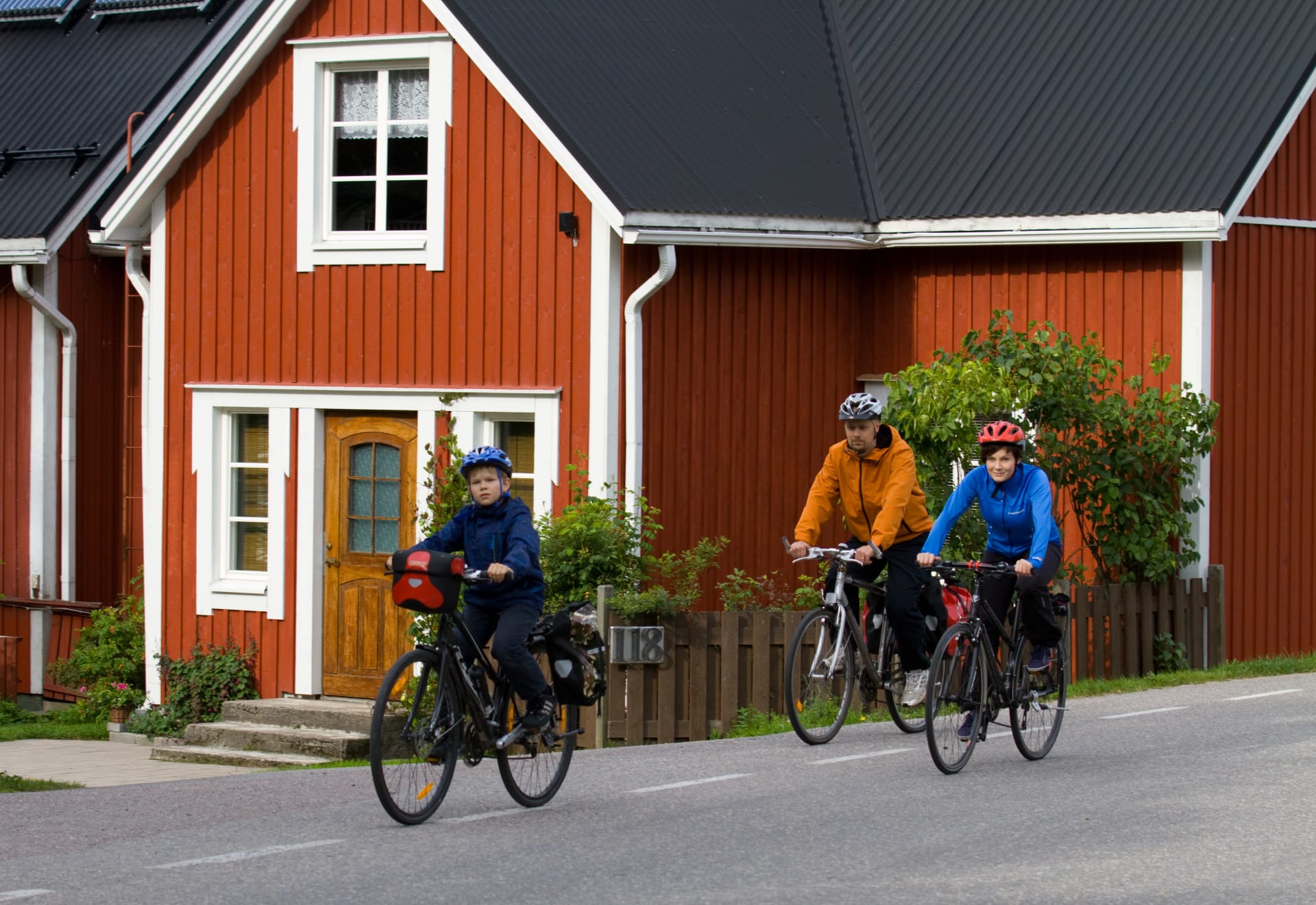 Perhe pyräilee Tuusulanjärven ympäri.