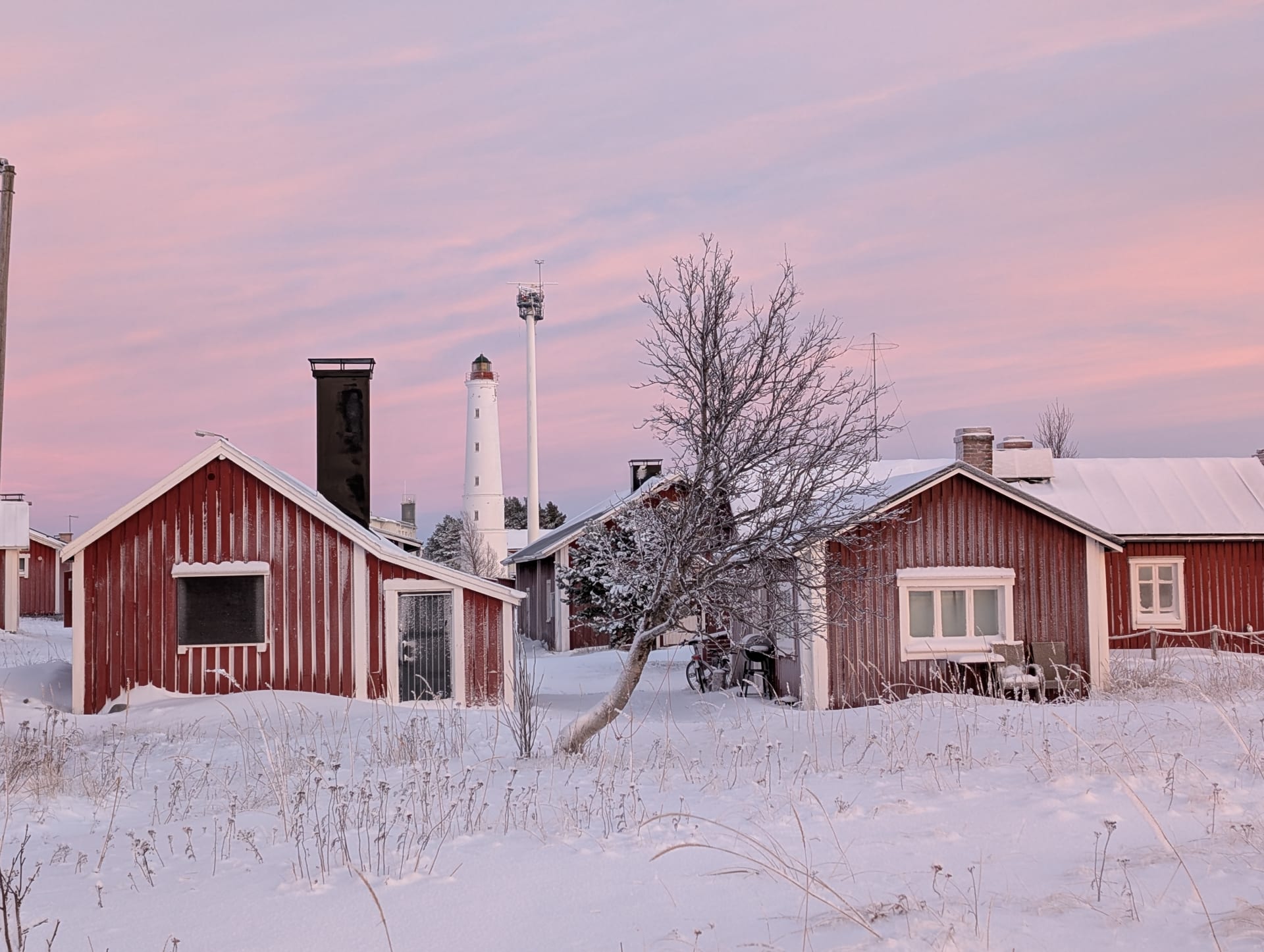 Marjaniemi Lighthouse in winter under pink sky