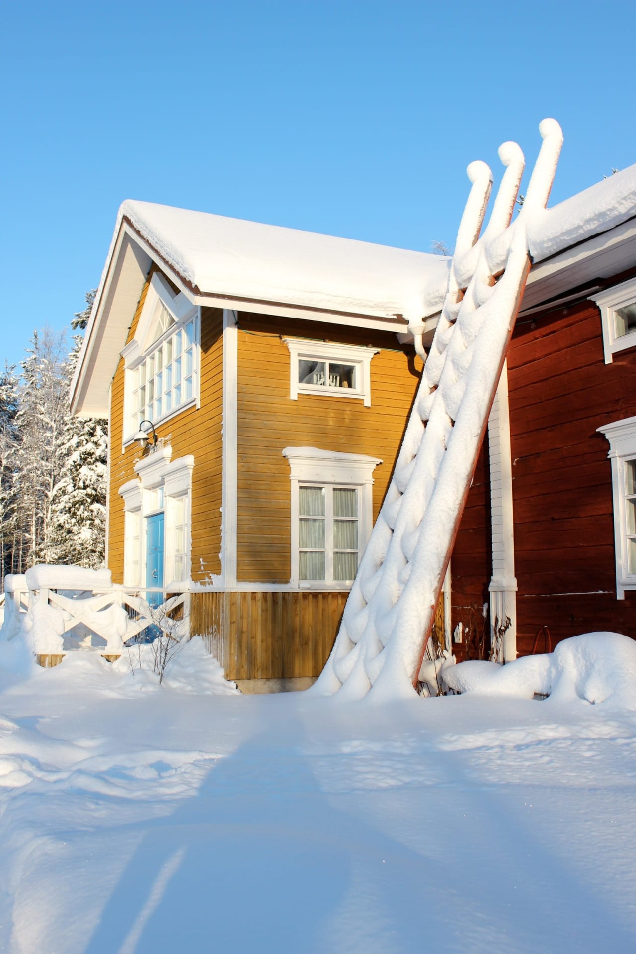 Korvalan komean ravintola on kaunis ja historiallinen hirsitalo. Kuva talvisesta hirsitalosta.