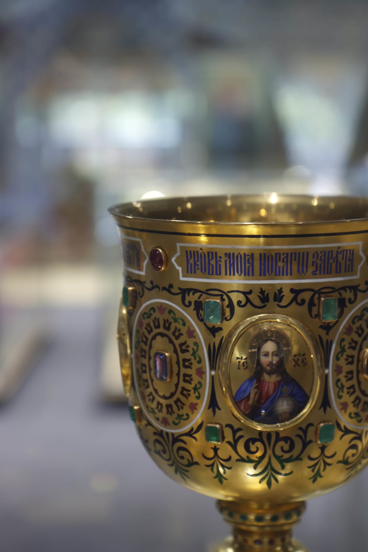 Lähikuva ehtoollismaljasta. Close-up of the communion chalice.