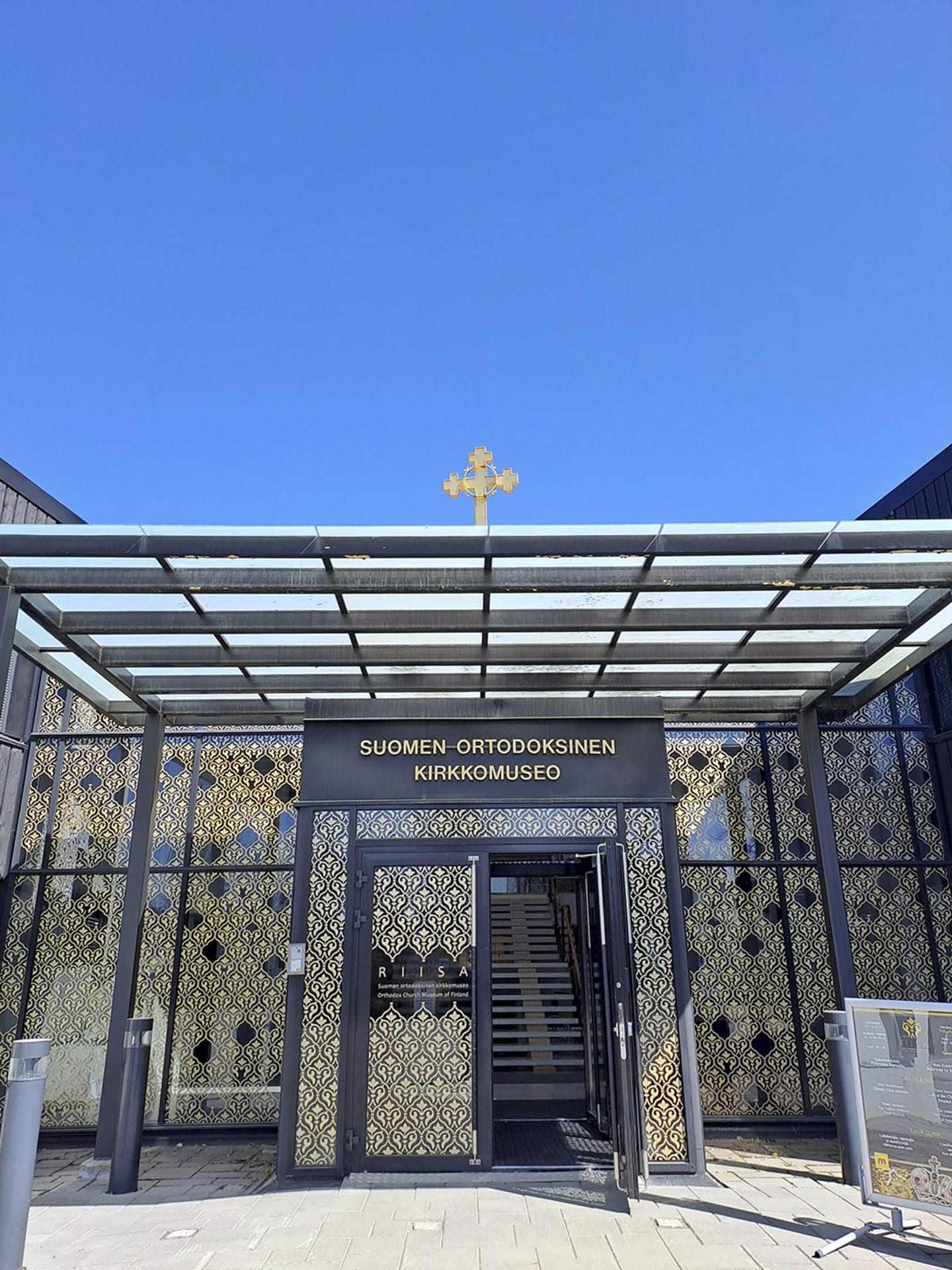 Suomen ortodoksinen kirkkomuseo Riisa näkymä ulko-ovelle, sininen taivas. Orthodox Church Museum of Finland the front door and blue sky.