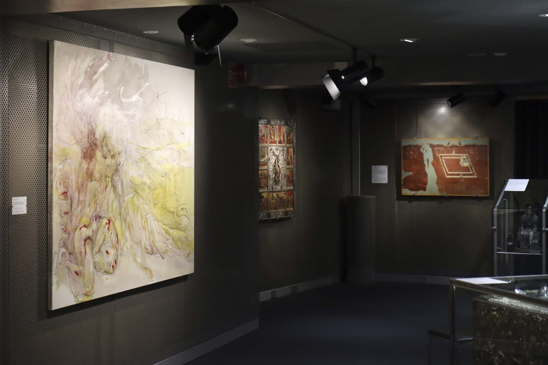 Vasemmassa reunassa taiteilija Marjatta Tapiolan maalaus ja taustalla kaksi ikonia Riisan kokoelmasta. On the left side is a painting by artist Marjatta Tapiola and in the background are two icons from Riisa's collection.