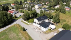 Ilmakuva Narvan kyläkeskuksen yltä. Vasemmalla kuvassa Narvan tori. - ©