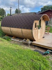 Tynnyrisauna teltan vieressä